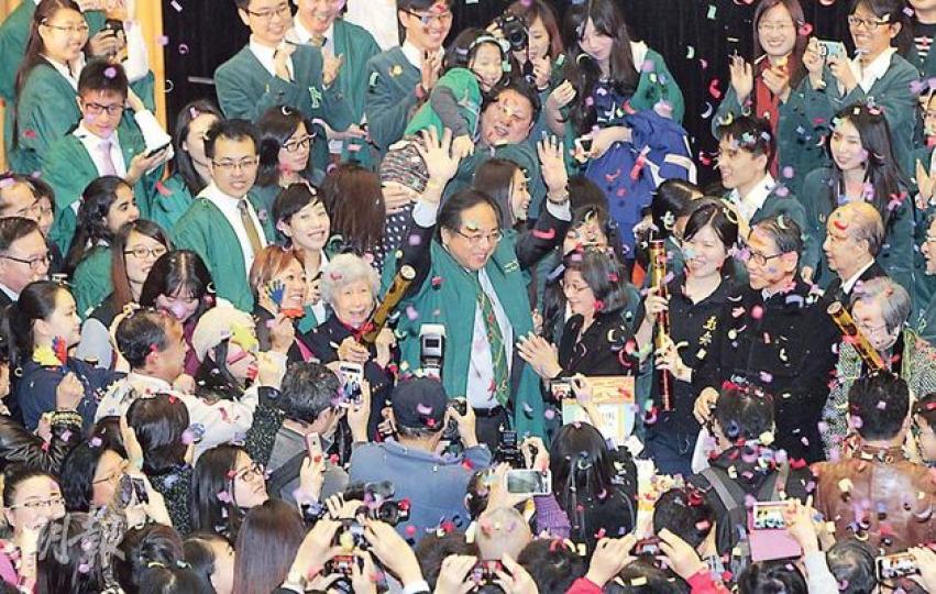 噚日超過400名港大師生、校友歡送即將離任嘅校長徐立之（中，舉手者），仲大合唱咗首All The Best, Lap Chee，氣氛溫馨。（李澤彤攝）港大學生會收集學生寫畀徐立之嘅心意卡，仲整咗個「感謝徐立之校長貢獻港大十二載」牌匾，校長（左一）收到時笑得好開心。（李澤彤攝）恒隆助理董事關則輝（圖）當年為入港大重考高考，噚日重返陸佑堂歡送徐立之，仲做小粉絲，同校長嘅紙牌人像合照。（廖穎琪攝）港大2011年慶祝創校百周年期間經歷「8．18」校慶典禮保安風波，當年外界有傳校務委員會主席梁智鴻（右）勸