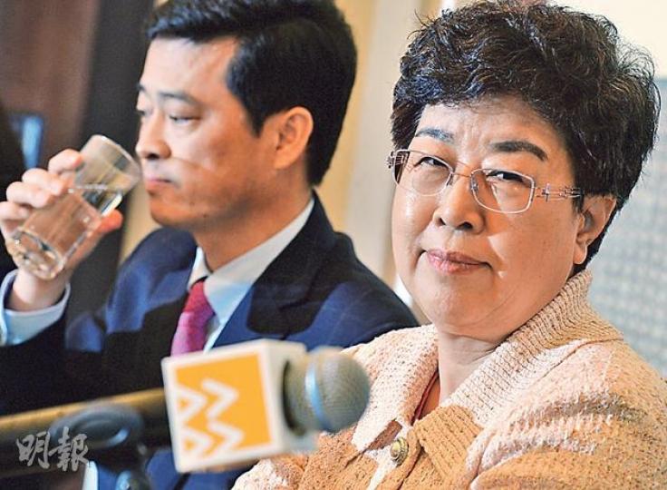 華潤電力業績勝預期，昨日股價大升逾4％。總裁王玉軍（左）表示，今年煤價還會再跌，有利發電企業。圖右為主席周俊卿。（劉焌陶攝）
