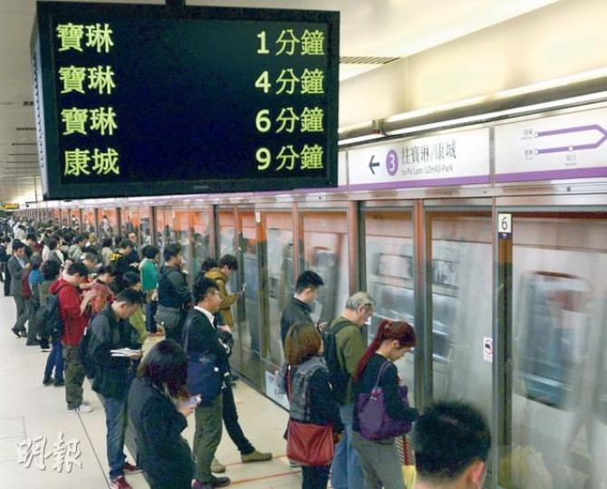 據了解，港鐵正研究將軍澳線的列車，由目前「3+1」模式，變為「2+1」，即每2班寶琳站列車開出，就有1班康城站列車。（劉焌陶攝）