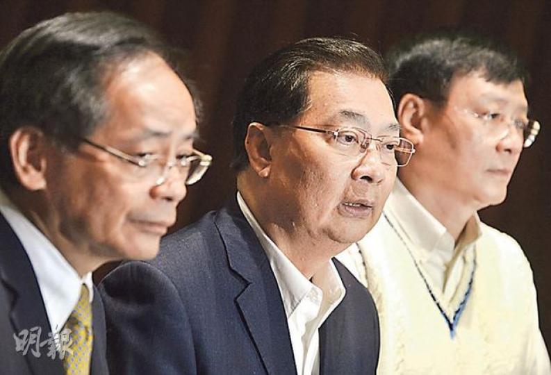民建聯主席譚耀宗（中）昨日上午和建制派各黨派會面後，指各建制黨派議員歡迎有機會與中央負責基本法官員面談，並認為可彈性處理面談形式，即全體議員一同會見，或分組討論也可以。圖為譚耀宗昨日和該黨議員葉國謙（左）、工聯會王國興（右）一同見記者。（余俊亮攝）