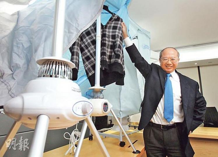消委會宣傳及社區關係小組主席許敬文指出，消委會測試4款乾衣架或乾衣袋，結果全部樣本的乾衣效果不理想，乾衣時段結束後，衣物水分含量仍有20%至46%。（林俊源攝）