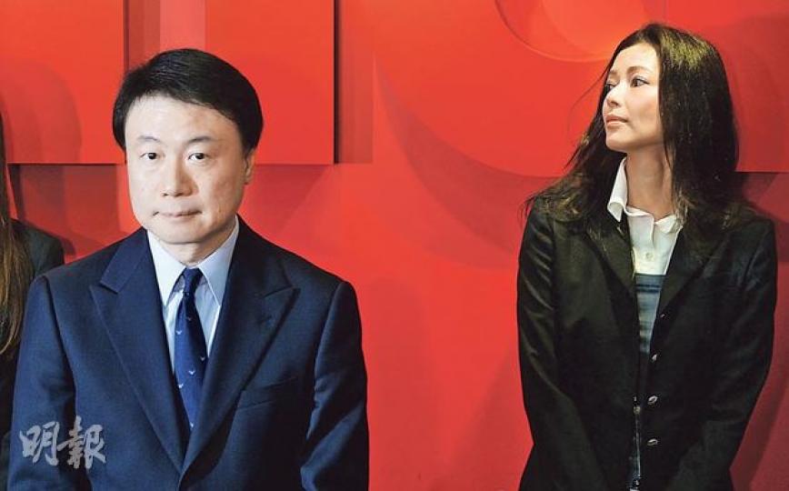 商人羅傑承（左）昨在妻子梁芷珊（右）、助手及員工陪同下，在bma銅鑼灣辦公室接待處回應被澳門判刑逾5年。他強調沒做過判決中指的不法行為，宣讀回應時全程木無表情，又一度將聲明中「衷心」錯讀成「哀心」。（余俊亮攝）