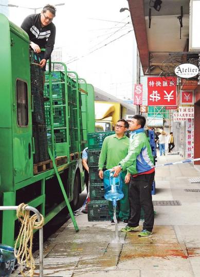 運蒸餾水貨車被墮樓印度商人壓中，一條鐵枝折斷擱在地上。送水工人事後用蒸餾水清洗地上血迹，並重新綁好車上水樽。（鍾炳然攝）（明報製圖）