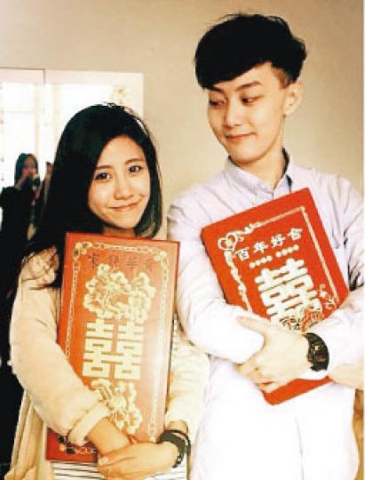 張國權前日過大禮，被讚與女友有夫妻相。（微博圖片）
