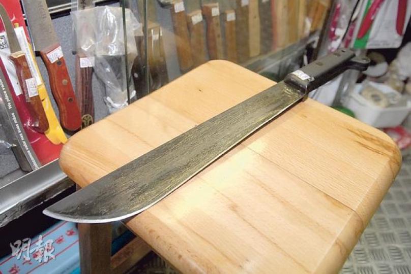 嘉豪公司老闆潘先生展示一柄12吋長、中國制的黑柄開山刀，指去年曾以375元售出同款利刀。（伍浦鋒攝）