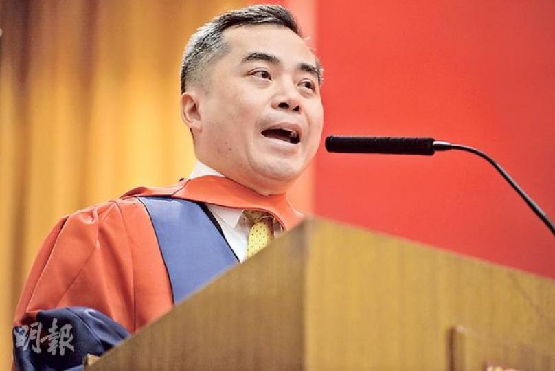 前律政司長黃仁龍昨獲港大頒授名譽法學博士學位，他致辭時指《明報》前總編輯劉進圖遇襲，威脅香港言論及新聞自由，呼籲港人應不惜一切代價捍衛信守的核心價值。（ 葉家豪攝）