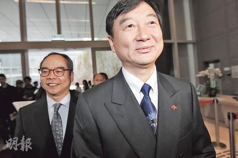 劉新魁（右）昨抵步及離開時均未有停下接受傳媒訪問，離開時只拋下一句「談得很好」。左為政制及內地事務局副局長劉江華。（李紹昌攝）（明報製圖）