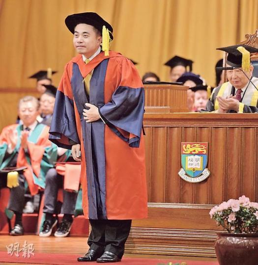 前律政司長黃仁龍（前）昨獲港大頒發名譽法學博士，他致辭時表示，有年輕人以守護「本土文化」之名，粉飾逃避競爭之實，令偏見和歧視滋長，必然拖垮香港。（葉家豪攝）