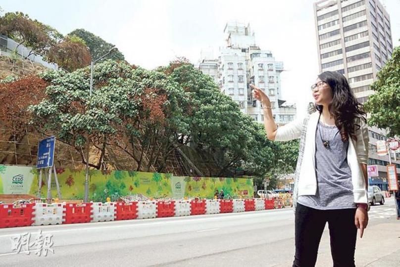 香港觀鳥會高級保育主任何沛琳（右）指出，位於大埔墟運頭角遊樂場附近的鷺鳥林，在土木工程署去年底開始鞏固斜坡工程後（圖後方），鷺鳥疑受工程噪音滋擾，由馬路邊舉家搬至斜坡後方，擔心影響其棲息。土木工程署回應，本月起配合鷺鳥繁殖期將停工半年。（余瑋攝）