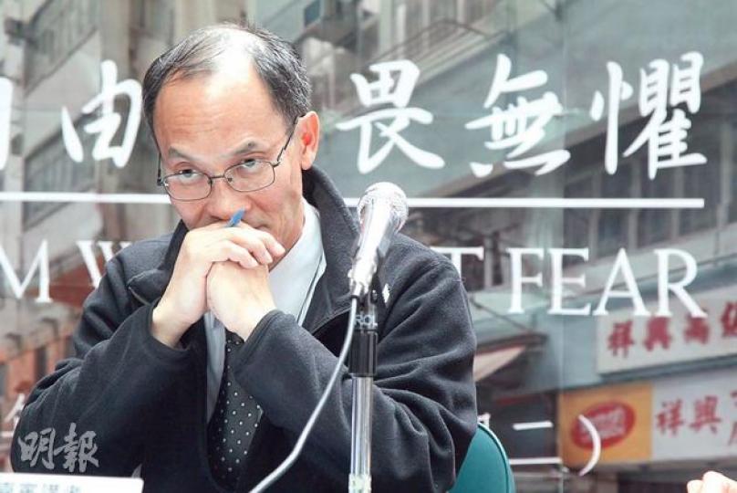 港大民意研究計劃總監鍾庭耀（圖）昨出席港大學生會論壇談學術自由，會後接受傳媒提問，指學者不可能接受用錢改變社會科學研究方法。（林俊源攝）
