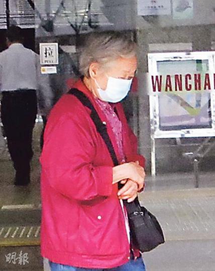 事主75歲的母親梁秀嫻昨出庭作供，堅稱事主在案發前講話及走路均沒問題，現時不能正常溝通，要留在牀上，由他人餵食流質食物。事主胞妹指事主個性害羞，不信他與人爭執。（陳倢朗攝）