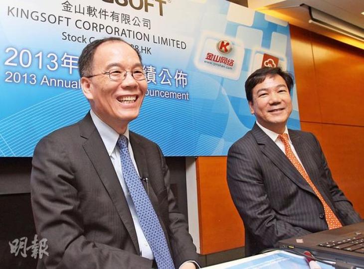 金山軟件（3888）首席執行官張宏江（左）及首席財務官吳育強（右），均表示要借助小米手機去推廣旗下手機遊戲。（林俊源攝）