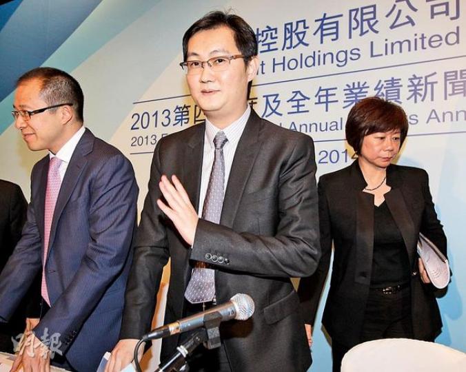 騰訊主席馬化騰（圖中）稱，內地不少中小型科網企業近年發展迅速，叫市場不要只留意騰訊、百度及阿里巴巴。他不願評論阿里到美國上市，只表示行業有更多人參與是好事，而總裁劉熾平則認為，科網業非惡性競爭。馬化騰沒回應他的腰椎舊患情况如何，劉熾平則笑着代答「佢好返啲，有心喇。」（李紹昌攝）