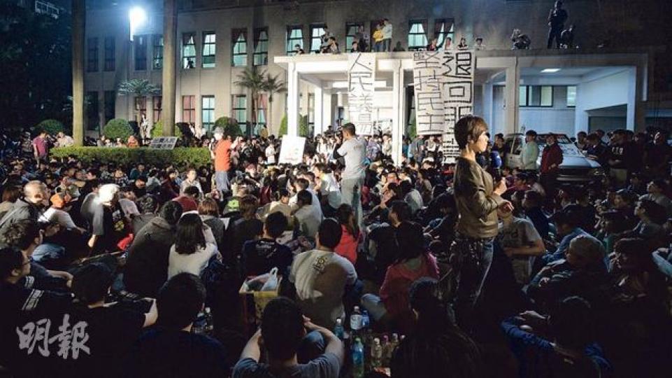 台灣數百反對服貿協議的學生前晚開始佔領台北立法院，昨晚大批民眾在場外集會聲援，立法院對開一條馬路站滿人，部分學生輪流發言和唱歌。部分示威者爬上立法院前門門廊，掛上「退回服貿 堅持民主 人民議場」的直幅。（盧翊銘攝）反學生至今日凌晨繼續佔據立法院，輪流發言及唱歌。（盧翊銘攝）