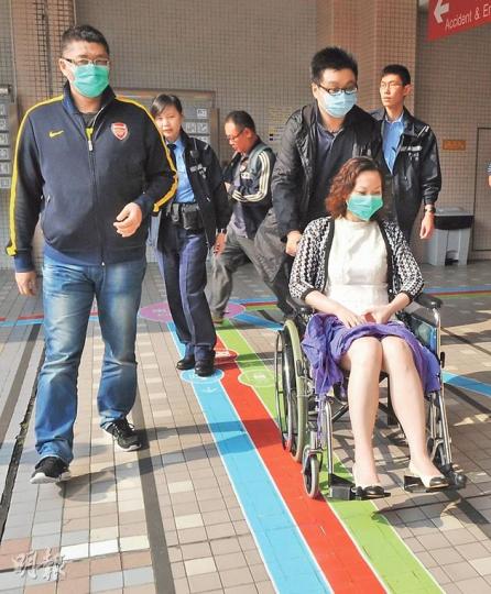 籌辦中的《香港晨報》兩名高層，包括執行副總裁利婉嫻（圖右坐輪椅者）及新聞部高層林健明（圖左），受傷後送院治理約1小時離開，利出院時需以輪椅代步。（丁灝嵐攝）