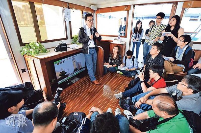 王維基昨日帶着半百傳媒在陸、海兩路，分別以小型天線配合平板電腦，以及圖中所見的遊艇上電視測試，發現在大部分路段及海中心，均能流暢接收無綫數碼高清台的信號。他要求當局正視現有電視台進行流動廣播的「證據」，嚴正執法。（盧翊銘攝）圖為昨日測試時加裝在遊艇上方的小型天線，這天線接駁至艇內電視，在維港巡航時，逾九成時間能流暢接收無綫「互動新聞台」信號。（盧翊銘攝）