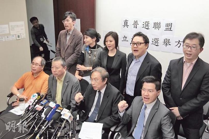 真普聯昨公布立法會選舉方案，召集人鄭宇碩（前右二）表示，明白要在2016取消功能組別並不容易，故提出過渡方案，但社民連及人民力量不支持過渡安排，認為應立即全面取消功能組別。（郭慶輝攝）
