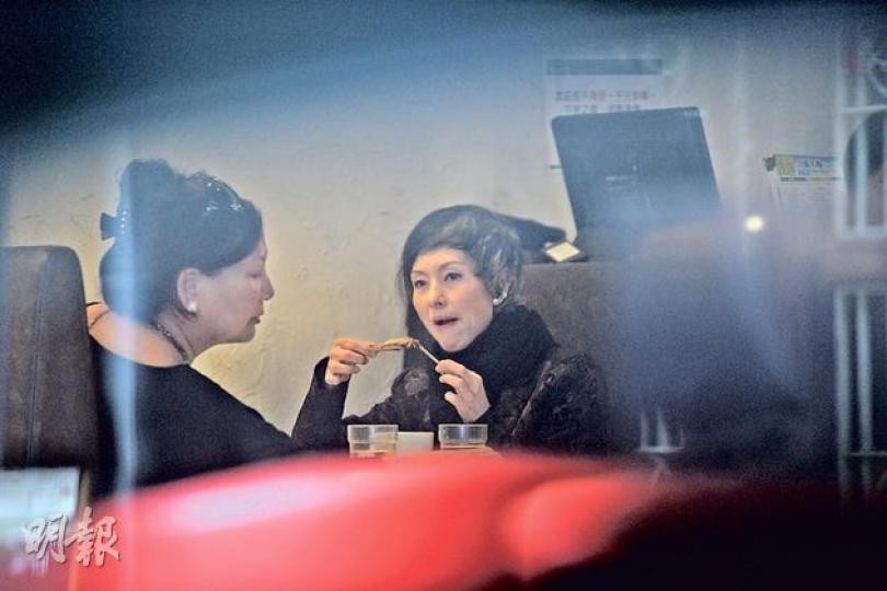司馬燕與女友人一邊聊天一邊享用炸雞翼。(攝影:黃梓烜、梁榮達)司馬燕目前體重只得72磅,面對美食依然開胃,不過卻吸收較慢。(攝影:黃梓烜、梁榮達)因為剛於三周前才做完手術,司馬燕行路亦較慢及掩住腹部。(攝影:黃梓烜、梁榮達)司馬燕剛度過51歲生日,前晚與友人一起吃飯補祝,收到玫瑰花更是開心。(微博圖片) 司馬燕與女友人一邊聊天一邊享用炸雞翼。(攝影:黃梓烜、梁榮達)司馬燕目前體重只得72磅,面對美食依然開胃,不過卻吸收較慢。(攝影:黃梓烜、梁榮達)因為剛於三周前才做完手術,司馬燕行路亦較慢及掩住腹部。(攝影:黃梓烜、梁榮達)司馬燕剛度過51歲生日,前晚與友人一起吃飯補祝,收到玫瑰花更是開心。(微博圖片)