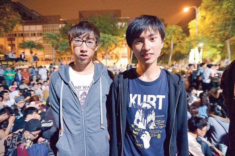 香港留台學生彭同學（左）龔同學（右）在立法院門外通宵聲援。（盧翊銘攝）