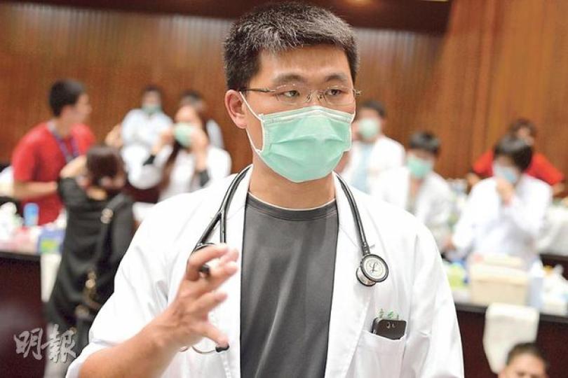 參加立法院佔領活動的詹醫生指出，議會內空氣侷促，使學生們很容易頭暈。（盧翊銘攝）立法院所有出入通道被封，示威者用鋁梯登上大樓唯一出入口：一個小窗戶。（盧翊銘攝）立法院大樓外也有大批群眾聚集，部分人用吊繩運送物資到立法院內。（盧翊銘攝）