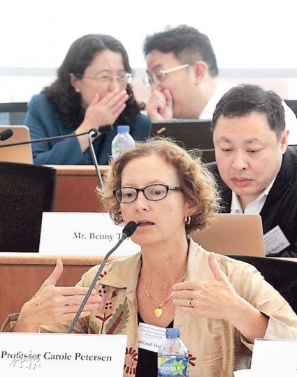 人權法專家Carole Petersen（前）認為，香港有迫切需要落實普選，否則不可管治。後排左起為深圳大學法學院教授李薇薇及副院長鄒平學，中排為佔中發起人、港大法律系副教授戴耀廷。（郭慶輝攝）憲法專家、港大法律學院榮譽教授佳日思（Yash Ghai）說，國際公約第25條隱含原則「人們已準備好民主」，惟基本法指落實普選要循序漸進，隱含港人「未準備好」之意。昨日會議正是要討論如何糅合兩者。（郭慶輝攝）