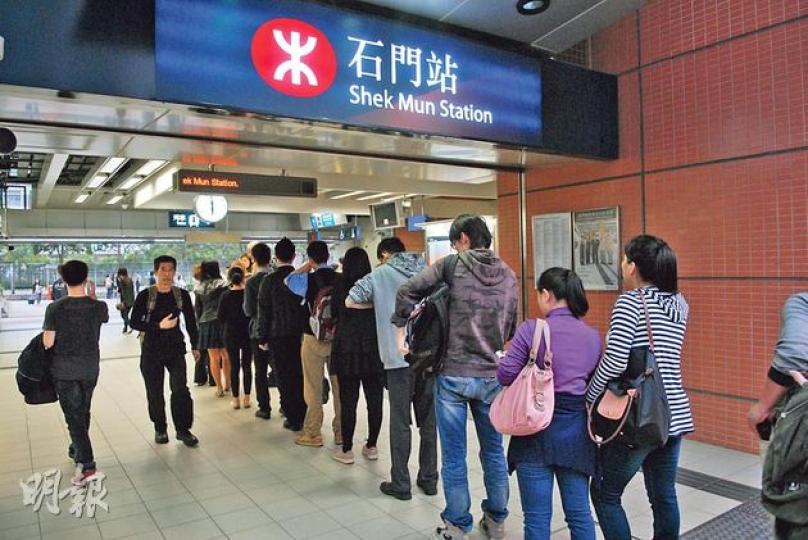 港鐵馬鞍山線大水坑站與石門站之間於昨午5時15分發生信號故障，其間來往石門站至烏溪沙站的列車，延遲至每8分鐘一班，石門站4個閘機之中，港鐵其間只開放一個，令不少乘客要排隊至站外等候入閘（圖）。（伍浦鋒攝）
