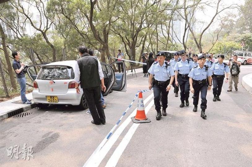 警方接獲巿民舉報在獅子山公園入口有一可疑車輛，接報到場調查發現為涉及香港晨報高層遇襲案疑兇使用的車輛。（湯俊彥攝）