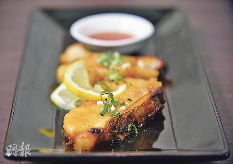 Grilled Melo﹕購自南非的Melo魚，魚肉白滑細緻，鮮而不腥，以韓國製的人參鹽調味，提升魚鮮之餘，亦賦予一重人參清香。（$188）（黃志東、余俊亮攝）Beef short rib BBQ﹕牛小排即叫即烤，味濃而且多汁，牛味之間散發多重的醃料香，屬經典的韓燒風味。（$188）（黃志東、余俊亮攝）Octopus salad with yuzu ponzu﹕章魚彈牙、爽甜，吃時蘸點橙汁、柚子汁、韓國米醋調製而成的秘製醬汁，味帶酸甜，產生一股清新香氣。（$188）（黃志東、余俊亮攝）SANCH