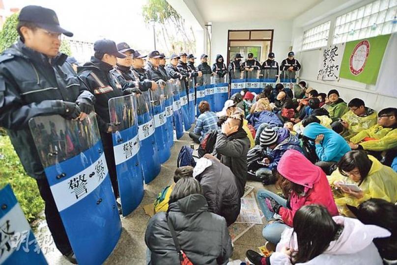 立法院外，警方手持盾牌與聲援的學生繼續對峙。（盧翊銘攝）立法院外示威民眾堅守陣地，多人手持太陽花。（盧翊銘攝）學生佔領立法院昨日進入第四天，圖為在學生在議事廳中聚集。（盧翊銘攝）原民進黨主席施明德女兒施蜜娜在立院牆身噴上字句。（盧翊銘攝）