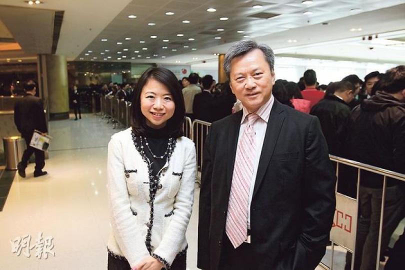 丰匯昨日起開放示範單位及收票，單日已收逾500個認購登記，超額3.6倍，長實高級營業經理何家欣（左）稱，首兩小時已有超過1000參觀人次。長實執行董事趙國雄（右）指出，在睇樓客中不少為家庭客。（林俊源攝）睇樓客意見．原居於沙田的袁先生﹕雖然現時仍未計劃是否認購丰匯，但見項目入場費低，故特意前來參觀，他認為加息會對樓市構成影響，故會計算清楚才會入市。（林俊源攝）睇樓客意見．王女士﹕美國最快明年初加息，故希望趕及於加息前率先入市，由於現時一、二手差價拉近，故會考慮購買一手單位。（林俊源攝）