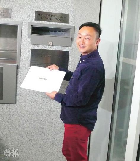 坪洲教育路蚊型地皮，昨僅接獲3份標書。洋蔘大王楊永仁親自到場入標，他稱自己首次競投官地，之前在內地有發展項目。（麥穎攝）