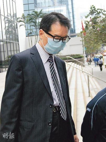 被告尹漢雄（圖）被指趁胞弟尹聲瀚去世不久，以其名義開出支票，將他的1600萬元存款轉到自己名下。（黃建邦攝）被告尹翠君（圖）被指於黃金商場「舖王」尹聲瀚逝世當晚，指示亡弟年僅10歲幼子交出身分證等遺物，其後涉串同胞兄偷取亡弟1600萬元遺產。（黃建邦攝）