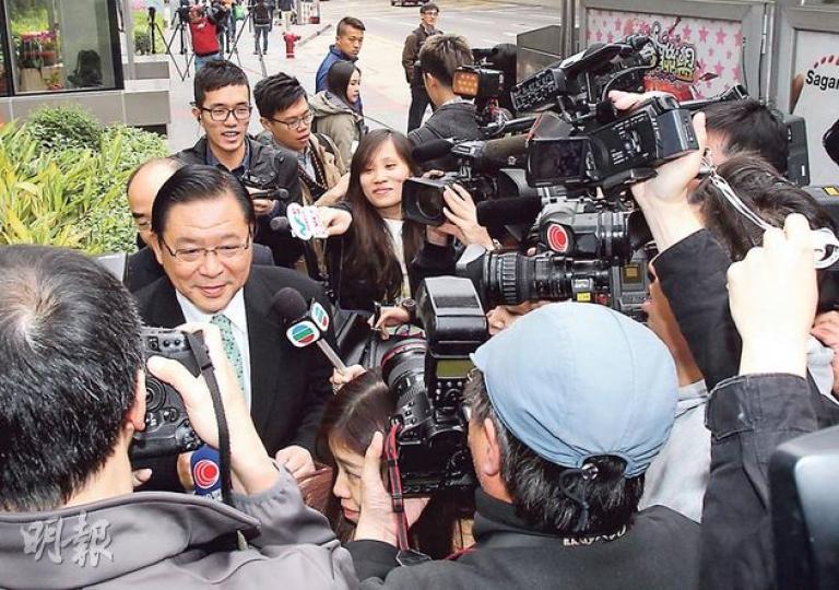 林健鋒因危險駕駛罪名成立，被罰款8000元、停牌半年及完成駕駛改進課程，他昨離開法院時被大批記者包圍，被問及否會上訴，林面帶笑容，但沒回應提問便上車，由司機接載離開，相信未來半年他亦要由司機接送。（林俊源攝）