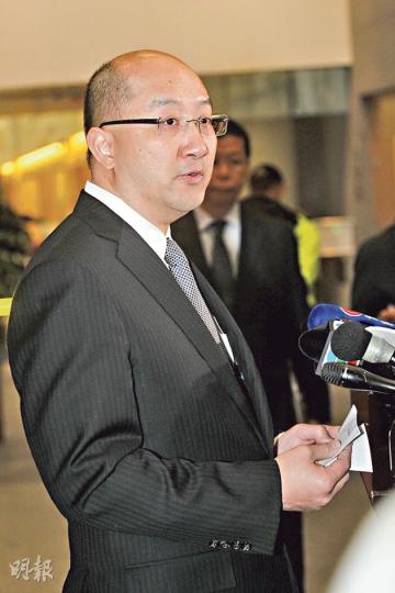 政制及內地事務局長譚志源說，昨日政改早餐會上，有人提到前政務司長陳方安生發起的「香港2020」及公民黨湯家驊提出的政改方案，部分議員認為兩方案「方向正確」，能把討論帶回《基本法》具體環節。（李紹昌攝）港大法律學院比較法與公法研究中心前日舉行圓桌會議，昨總結結果。憲法專家佳日思（右）認為，提委會本質上沒有違反國際公約標準。港大憲法專家戴大為（左）補充，若提委會設「全票制」或限制參選人數目，則違反國際公約及《基本法》訂明的「民主程序」。（李紹昌攝）
