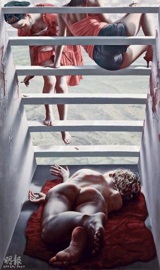 《煙花女》，2010年作，油彩、畫布裱於木盒，118×69.7×10.8cm，估價100萬至200萬港元 - 香港蘇富比二十世紀中國藝術部門主管陳秀玉指，畫作裱於木盒，透現獨特立體感。畫中描述，有人指是劉溢呈現他在外國生活期間見到當地妓女的黑暗面，但也有評論指此畫是劉溢借憑欄遠眺的畫中人，表達自己選擇國內或國外生活的猶豫。如何解讀，悉隨尊便。（「香港蘇富比二十世紀中國藝術2014年春季拍賣會」，4月6日，會展新翼展覽廳五）（胡景禧、林俊源攝）香港蘇富比二十世紀中國藝術部門主管陳秀玉。（胡景禧、林