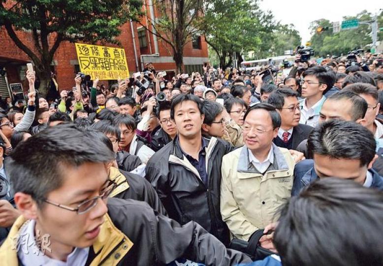 台灣行政院長江宜樺（杏色外套）在層層警力保護下，到立法院外與學生對話，其間被激動的上萬名抗議者包圍，原本5分鐘路程，結果擾攘逾20分鐘才到達立法院外。（盧翊銘攝）有學生把服貿協議形容成藥丸，指其「不含人權民主、不挺勞工、無經濟成展作用，保證藥到命除」。（盧翊銘攝）集會現場有學生戴着寫有「反黑箱」標語的口罩。（盧翊銘攝）有示威的學生展示馬英九的漫畫，諷刺其黑箱操作服貿協議。（盧翊銘攝）機緣巧合下太陽花成為了此次集會的標誌。圖為學生舉着畫有太陽花的紙板，以示聲援。（盧翊銘攝）（明報製圖）