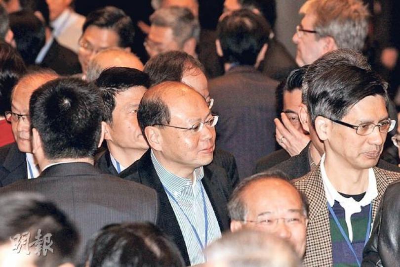 警務處長曾偉雄（中）昨亦有出席《基本法》研討會，由於他遲到，在講者開始發言時才入場。 （李紹昌攝）