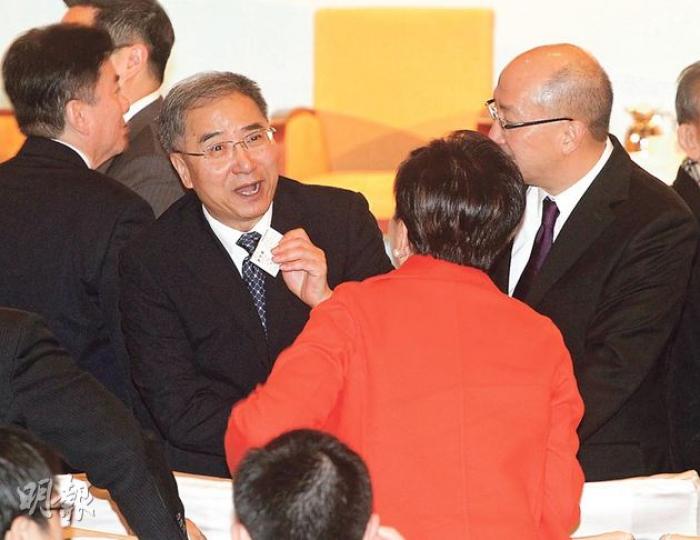 昨日研討會休息時段期間，民主黨主席劉慧卿（右二，紅衣者）與基本法委員會委員、北京大學法學院教授饒戈平（左二）握手及遞上卡片，政制及內地事務局長譚志源（右）亦一起閒談。劉慧卿之後表示不認識饒戈平，握手與遞上卡片是基於禮貌。被問及日後會否與饒保持聯絡，她說很難，因為對方是中央派來的人。（李紹昌攝）港區人代黃友嘉（左起）、前財政司長梁錦松、身兼基本法委員會委員的資深大律師莫樹聯、基本法委員會委員兼北京大學法學院教授饒戈平，昨一同出席政府舉辦的《基本法》研討會。昨日較多問題指向主講嘉賓饒戈平，他在多次回