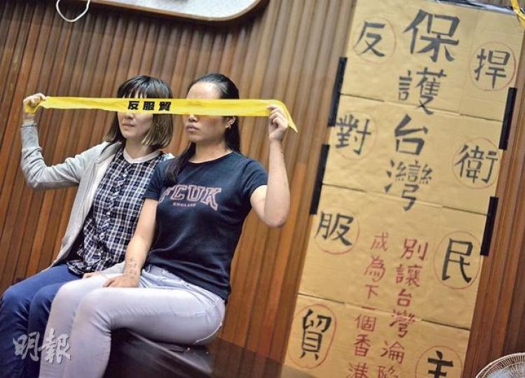Candice（左起）、湯同學都是在台灣讀書的港人，今次自發參加佔領立法院行動，是想出一分力，兩人也協助做文宣工作。（盧翊銘攝）