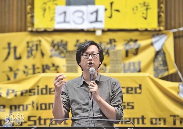 台灣文化評論人張鐵志到立法院為學生打氣，他對本報稱，聽到有聲音指場外像嘉年華，或會令一些想抗爭的人離開，他認為將來佔中運動要考慮如何維持群眾的熱度。（盧翊銘攝）