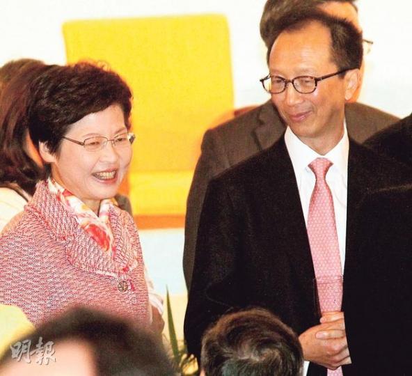 前財政司長梁錦松（右）昨出席《基本法》研討會，與政務司長林鄭月娥（左）同場碰面。梁錦松發言時稱，如果2017年無法達到普選，政府管治會很困難，如逆水行舟，甚至「有覆舟的可能性」。（李紹昌攝）