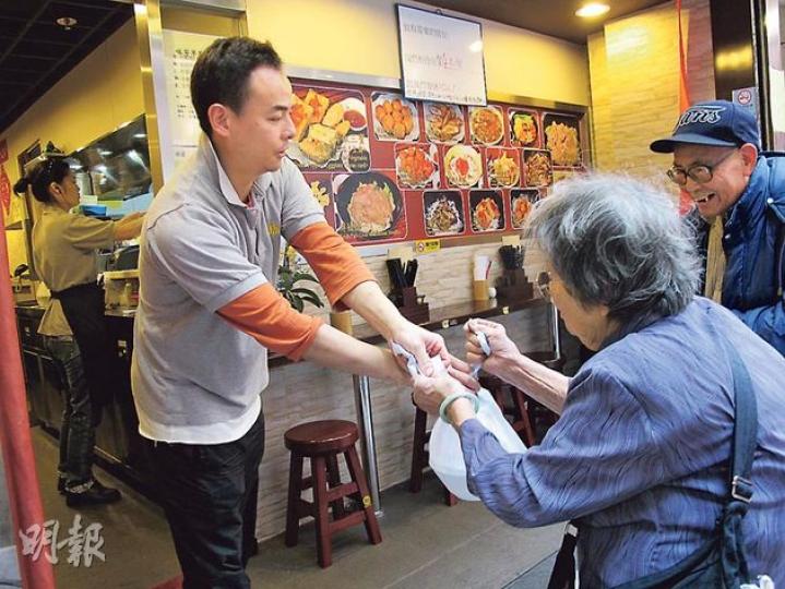 味芳在午市以外時段、即每日上午11時至下午12時和下午2時半之後會供應待用餐，老闆鍾偉豐（左）會在舖內幫手，親手送出待用餐。（羅慧茵攝）待用餐40元一份，包括一客三餸車仔飯麵，如圖中有菜、雞翼、榨菜肉絲。（羅慧茵攝）靠拾紙皮維生的婆婆中午經常來取待用餐，她先會「歎杯餐飲」，然後把待用餐「外賣」留待晚餐享用。（羅慧茵攝）