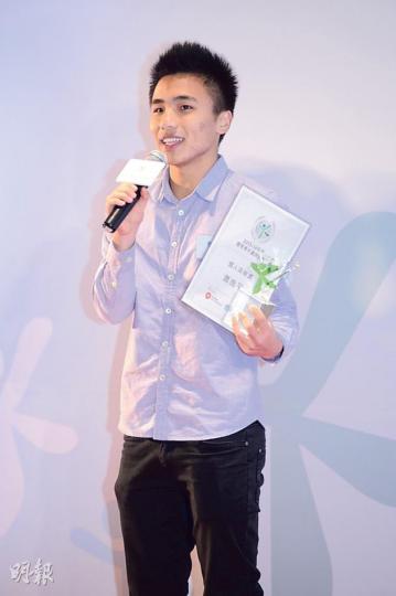 新移民學生蕭逸平克服家庭問題努力讀書，昨獲民政事務局頒發「優秀青年嘉許計劃」優異獎和個人突破獎。（周翠怡攝）