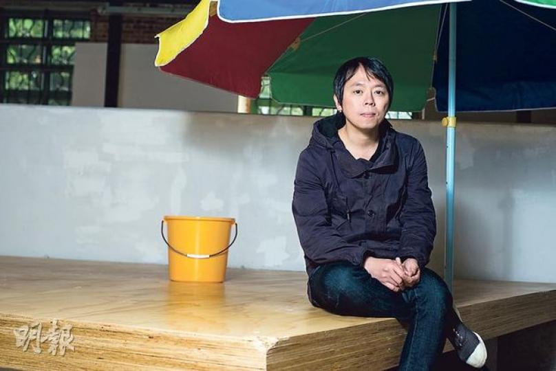 藝術達人李傑（黃志東攝）更亭曾在威尼斯雙年展中出現，是次被置放場內，轉了場地，隱喻倏然改變。（黃志東攝）政治、社會議題隱藏在空間的點滴鋪排內，憤怒有時安靜有時。如這組焗香腸，是否比喻港人，惟觀者自知。（黃志東攝）