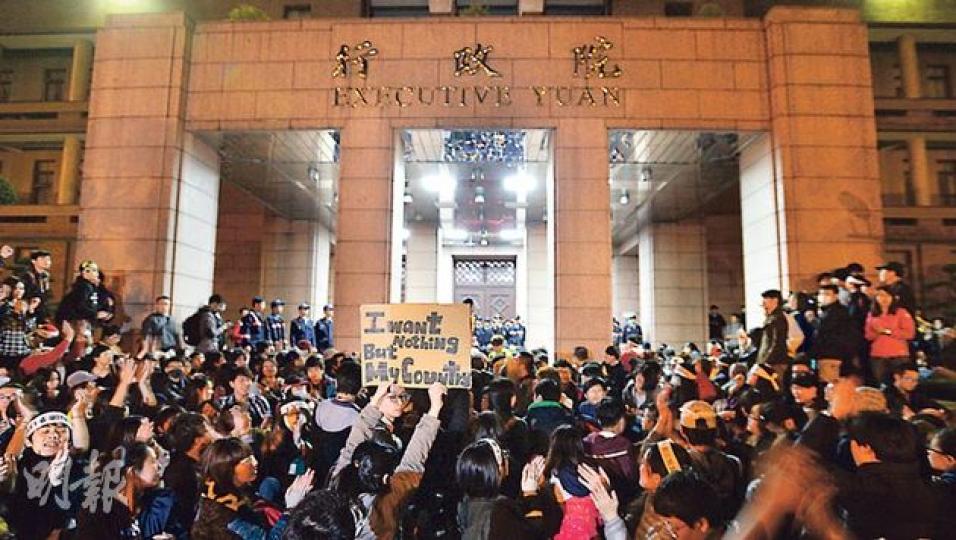 2000多名自稱「鷹派」的反服貿民眾及學生昨晚7時半許，開始衝入台灣行政院大樓。（盧翊銘攝）由於立法院警力有限，無力招架闖入的數千民眾，他們在短短40分鐘內佔領大樓。（盧翊銘攝）（明報製圖）