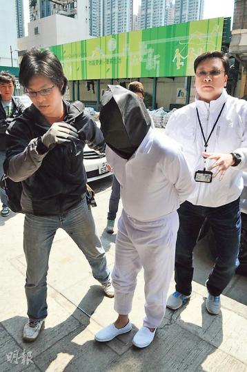 爆竊匪幫55歲男子昨被探員押返海壇街住所蒐證，在屋內找到涉事平治房車車主，結果兩人一同被捕。（林智傑攝）
