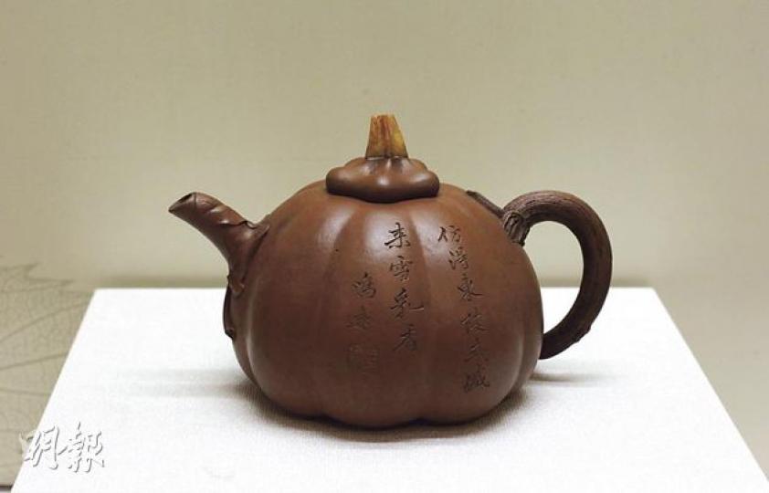 由清朝康熙年間的紫砂壺名家陳鳴遠所製，仿自然造型著稱，現屬國家一級文物。茶壺呈褐黃色，壺嘴模仿瓜葉殘枝，造型取材自秦朝東陵侯邵平棄官從農種南瓜的典故，帶出追求安穩生活的信息。壺身刻着「盛來雪乳香」，雪乳是宋人點茶時，形容茶面泛起的白色泡沫，藉此點出文人茶風。（李澤彤攝）由江蘇省宜興的製壺名家裴石民所製。裴14歲已開始學藝，擅長做仿真造型茗壺，此壺的壺身、壺嘴和壺把取材自蒼松樹，並呈淡茶黃色，壺身鋪上一層紫泥，凝造出樹皮和斷枝的紋理和木質，壺蓋將針葉在木頭上的細緻位也呈現出來。（余瑋攝）茶具文物館