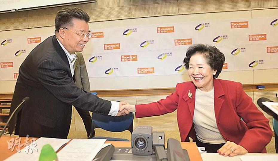 劉夢熊（左）噚日出席政改論壇，同陳方安生（右）握手，夢熊發言時成個民主派咁，贏得唔少掌聲。（余俊亮攝）