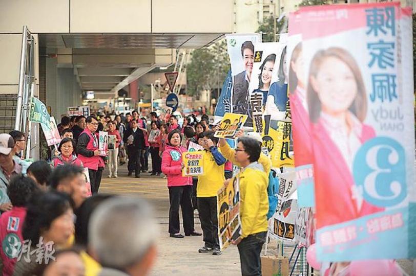 南區海怡西議席噚日補選，由人力袁彌明、民主黨單仲偕、新民黨陳家珮競逐，行去票站條路掛滿3人嘅旗幟，義工大舉出動最後衝刺拉票。（葉家豪攝）