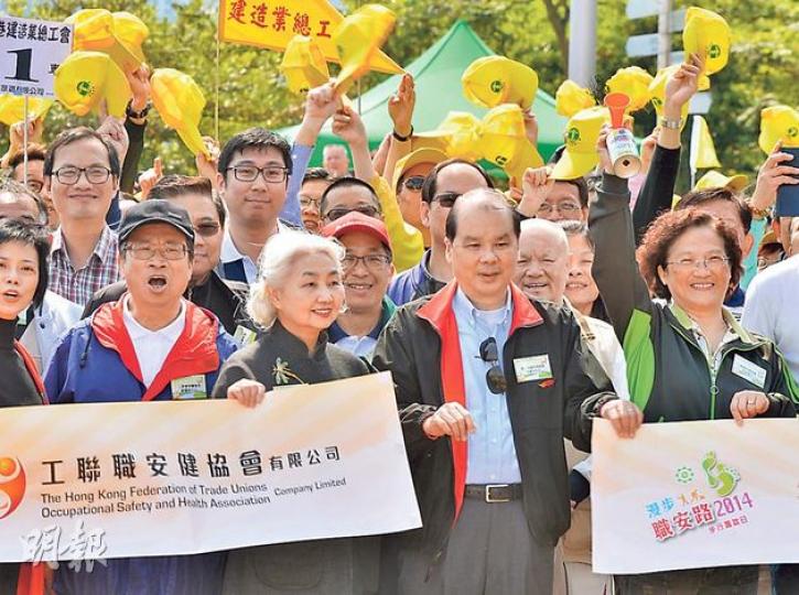 張建宗（前右二）出席一步行籌款活動時表示，在周三的勞僱會將討論壓縮輸入外勞審批時間，並強調政府會做好把關工作。（鄧宗弘攝）
